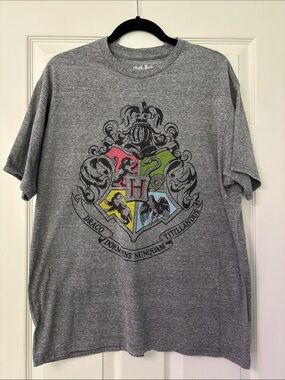 Warner Bros. Gray Short-Sleeve Hogwarts Crest Tee
